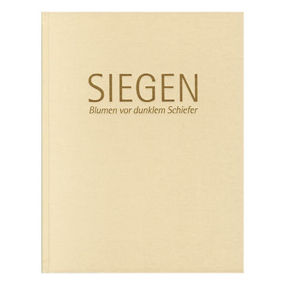 Siegen – Blumen vor dunklem Schiefer